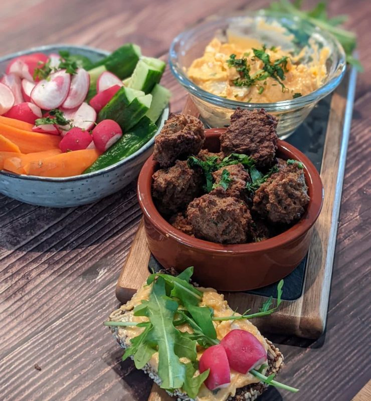 Hack-Allerlei Brotzeit: Traditionell Bayerische Snack-Idee – möhrengrün Hack-Allerlei Brotzeit: Traditionell Bayerische Snack-Idee – möhrengrün