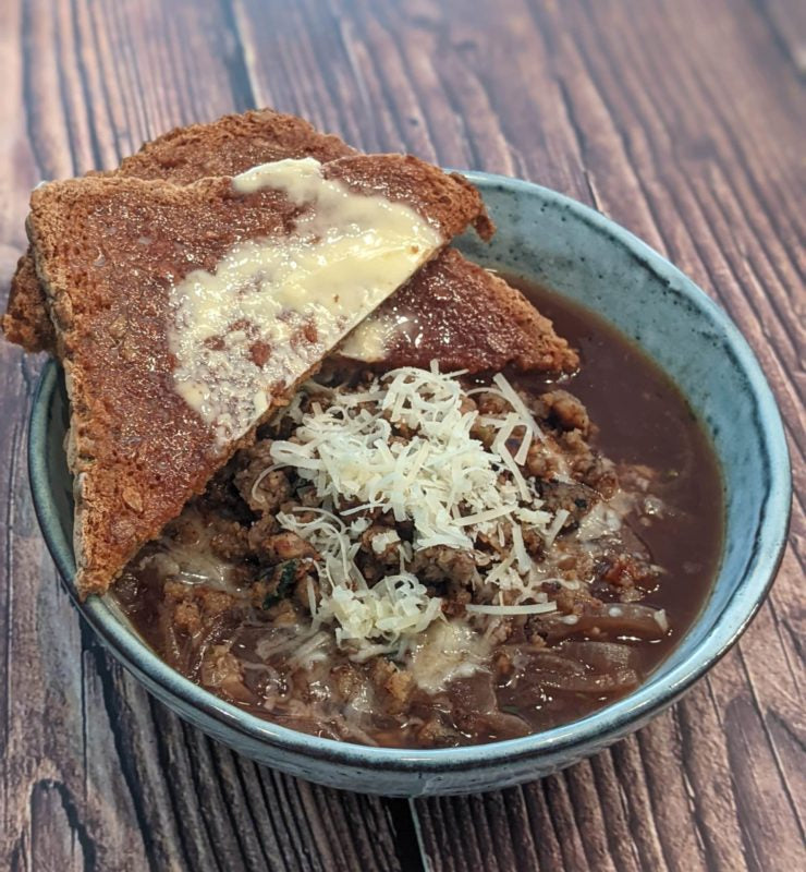 Französische Zwiebelsuppe mit Hack-Allerlei-Croutons – möhrengrün Französische Zwiebelsuppe mit Hack-Allerlei-Croutons – möhrengrün