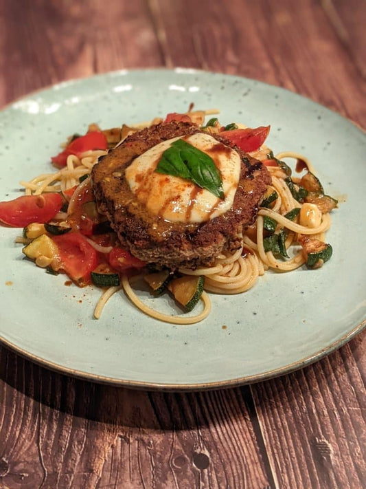 Italienische Sommer-Spaghetti mit vegetarischem möhrengrün Hack-Allerlei-Burger