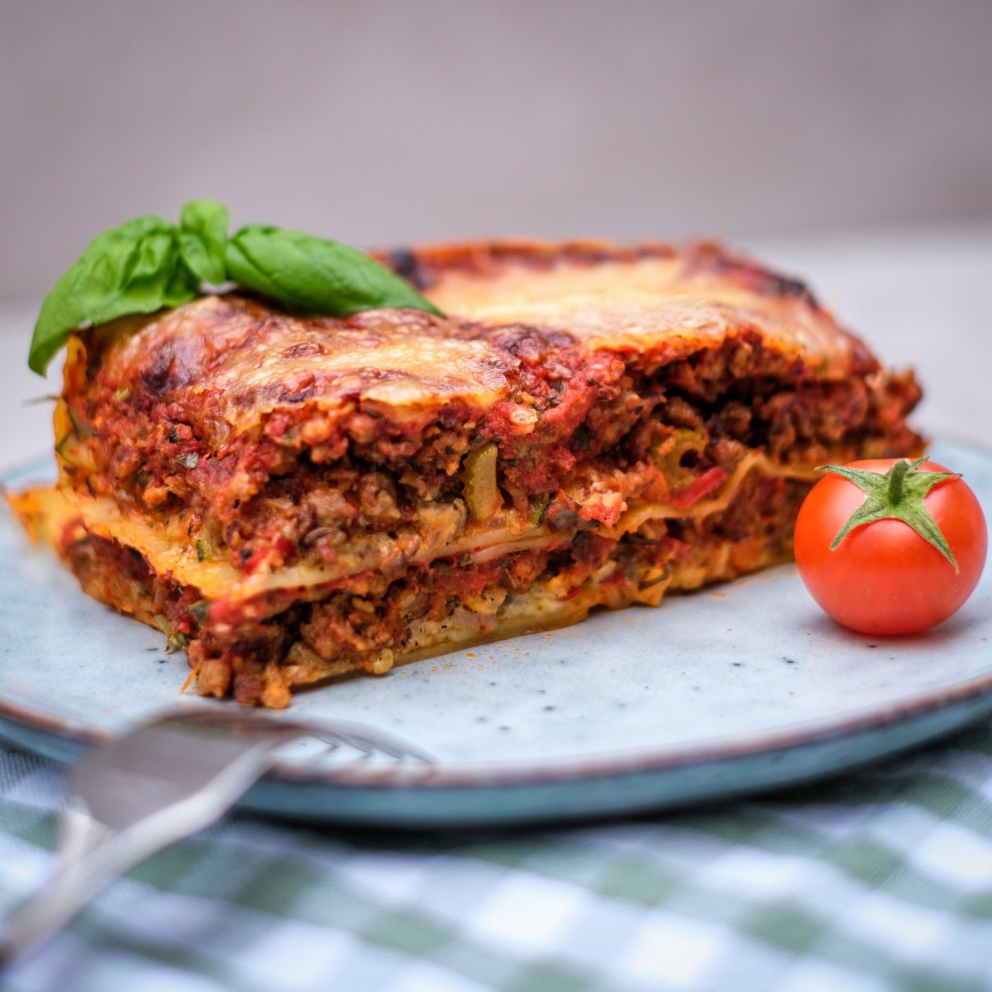 Ein Stück wundervoll schmackhaft aussehende Lasagne, mit möhrengrün Hack-Allerlei