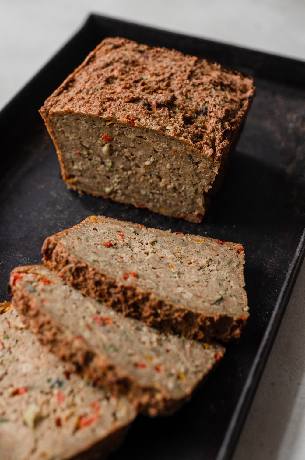 Schmackhaft aussehender vegetarischer Hackbraten aus möhrengrün HackAllerlei